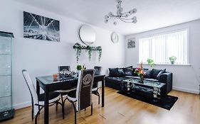 Spacious & Luxurious, Peaceful Modern 3 Bed Home